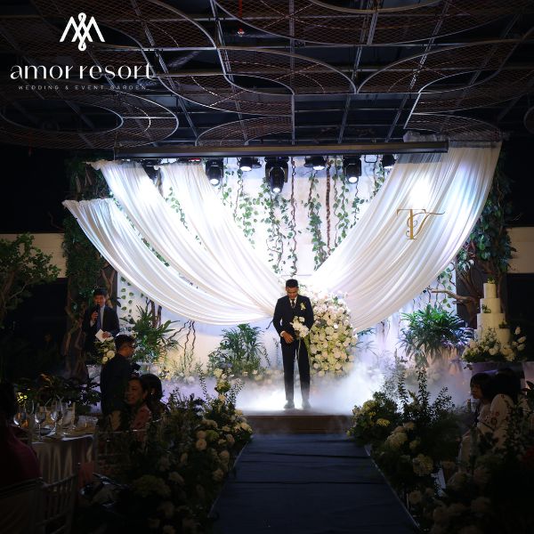 Mẫu backdrop tiệc cưới thiết kế theo yêu cầu, đồng bộ với concept và không gian tổ chức tại Amor Resort