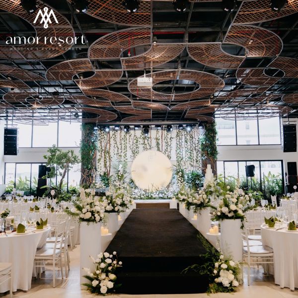 Mẫu backdrop tiệc cưới kết hợp vòm hoa tươi mang vẻ đẹp lãng mạn, mềm mại và nổi bật
