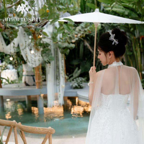 Không gian Luxury Wedding lộng lẫy với hoa tươi, ánh pha lê và những chi tiết trang trí sang trọng