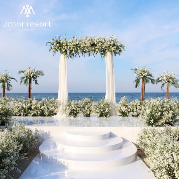 Tiệc cưới Beach Wedding lãng mạn giữa không gian biển xanh, hoa pastel và ánh nến lung linh