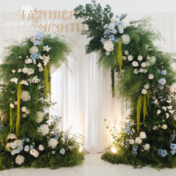 Mẫu trang trí tiệc cưới Romantic với hoa tươi, ánh nến và sắc màu pastel mang vẻ đẹp ngọt ngào