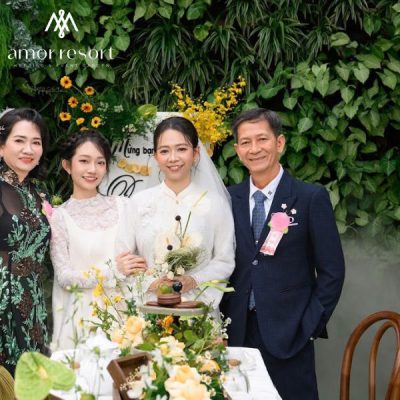 Nghi thức tại sảnh tiệc cưới truyền thống với các hoạt động chúc mừng và tri ân cha mẹ