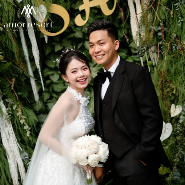 Tiệc cưới Luxury sang trọng với hoa tươi, ánh kim và pha lê tạo hiệu ứng lung linh, nổi bật