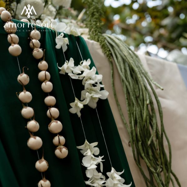 Xu hướng trang trí tiệc cưới xanh kết hợp cây xanh và hoa trắng, tạo không gian cưới tươi mát, thanh lịch