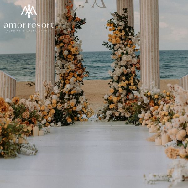Không gian Beach Wedding lãng mạn với vòm hoa pastel, ánh nến và khung cảnh biển xanh
