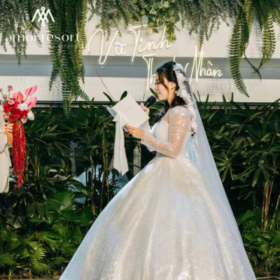 Không gian tiệc cưới được thiết kế tinh tế, giúp tối ưu chi phí nhưng vẫn đảm bảo sự sang trọng