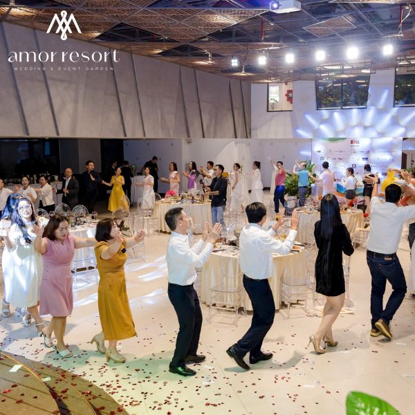 Kịch bản hội nghị khách hàng kết hợp gala được xây dựng cân bằng giữa nội dung hội nghị và chương trình giải trí