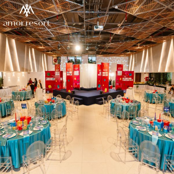 Không gian sảnh gala dinner sang trọng với cách bố trí bàn tiệc linh hoạt theo quy mô khách mời