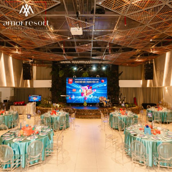 Sảnh gala dinner sang trọng với không gian rộng rãi, thiết kế hiện đại và hệ thống sân khấu chuyên nghiệp