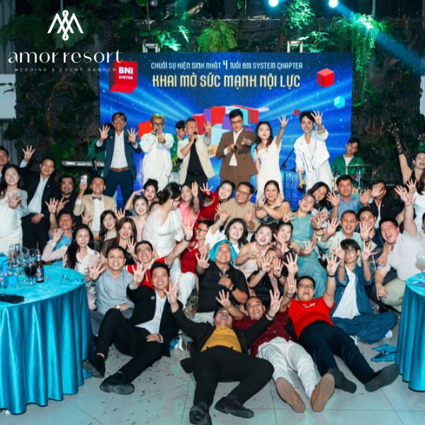 Sảnh gala dinner sang trọng được trang bị hệ thống âm thanh, ánh sáng và các tiện ích hỗ trợ sự kiện