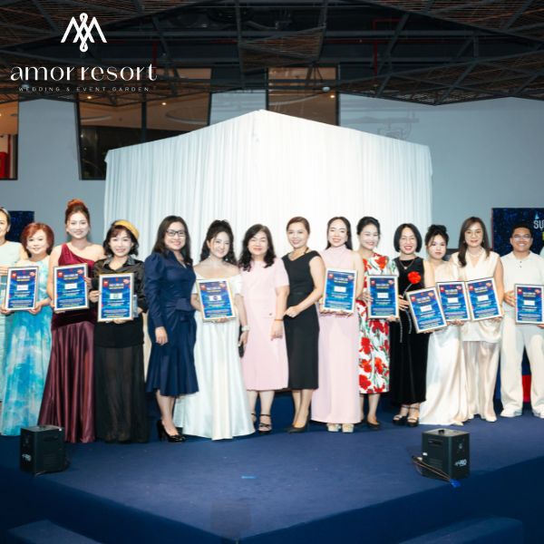 Không gian sảnh gala dinner sang trọng được thiết kế chỉn chu, phù hợp cho các sự kiện doanh nghiệp