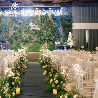 Cổng hoa và backdrop phong cách tiệc cưới tối giản với hình khối tinh gọn, thanh lịch và hiện đại