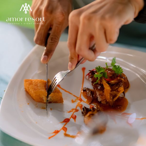 Cách lên menu tiệc cưới sang trọng dựa trên cấu trúc món ăn, nguyên liệu theo mùa và sự cân bằng giữa dinh dưỡng và khẩu vị