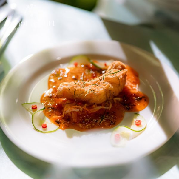 Những món ăn giúp menu tiệc cưới sang trọng hơn gồm khai vị, món chính và tráng miệng được lựa chọn phù hợp với ngân sách