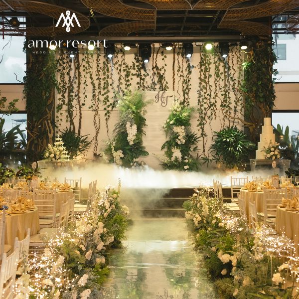 Amor Resort sở hữu không gian tiệc cưới sang trọng, kết hợp sảnh trong nhà và khu vực sân vườn
