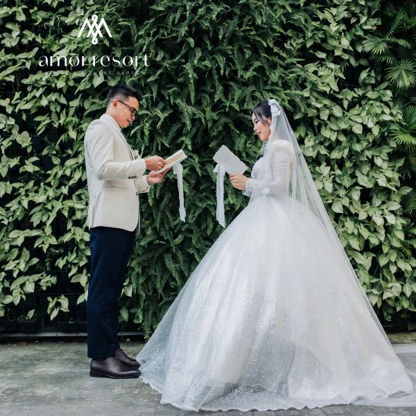 Tiệc báo hỷ phong cách ngoài trời giữa không gian xanh mát hoặc trong sảnh kín riêng tư, ấm cúng