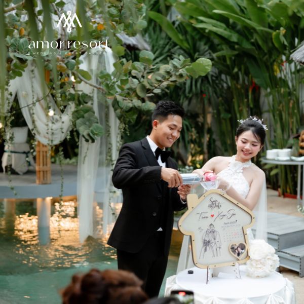 Cô dâu chú rể khảo sát sảnh tiệc, thử món và trao đổi hợp đồng trước khi đặt cọc