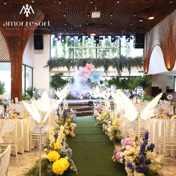 Trang trí sảnh cưới đồng bộ màu sắc, cá nhân hóa khu vực đón khách và tạo dấu ấn riêng cho cô dâu chú rể
