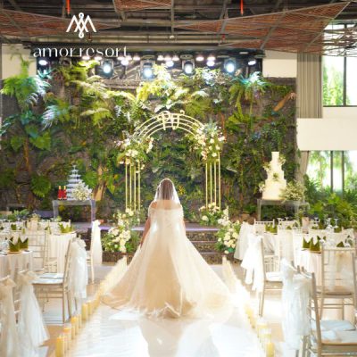 Sảnh tiệc cưới rộng rãi với sân khấu hiện đại, hệ thống ánh sáng và bàn tiệc được bố trí khoa học