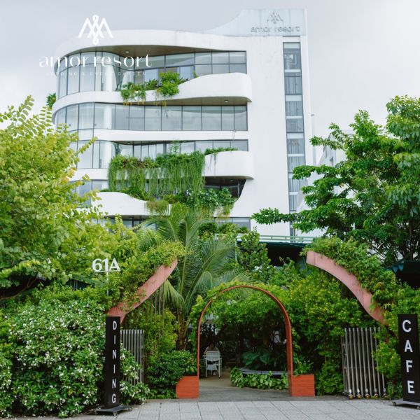 Amor Resort kết hợp sảnh tiệc sang trọng và sân vườn xanh mát, phù hợp nhiều phong cách tổ chức lễ cưới
