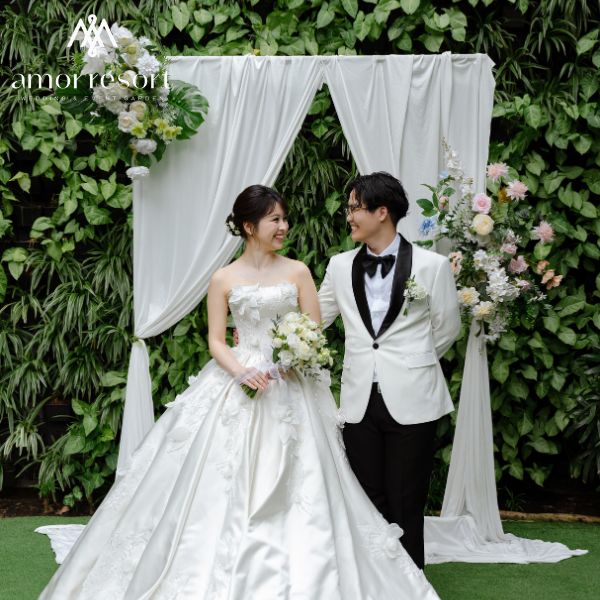 Cân đối ngân sách tiệc cưới bằng cách chọn thời điểm tổ chức phù hợp, thương lượng phụ phí và kiểm soát bàn dự phòng