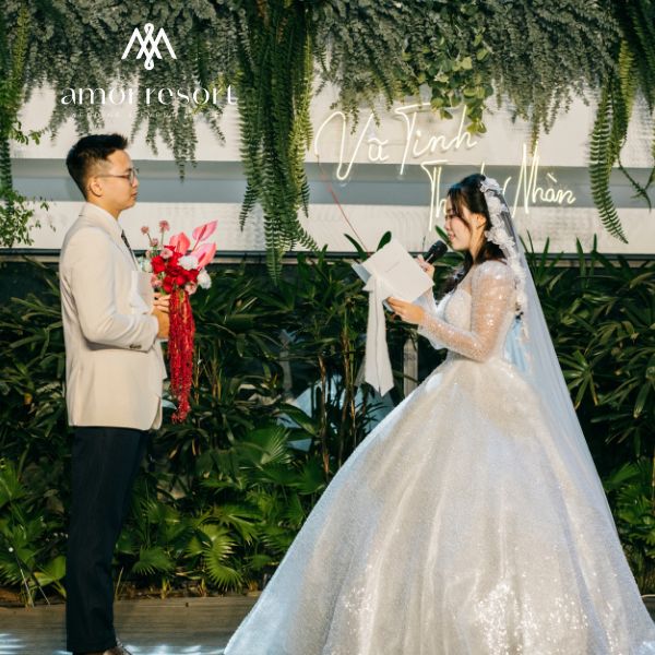 Không gian tiệc cưới ngoài trời tại Amor Resort với phong cách sân vườn sang trọng và lãng mạn