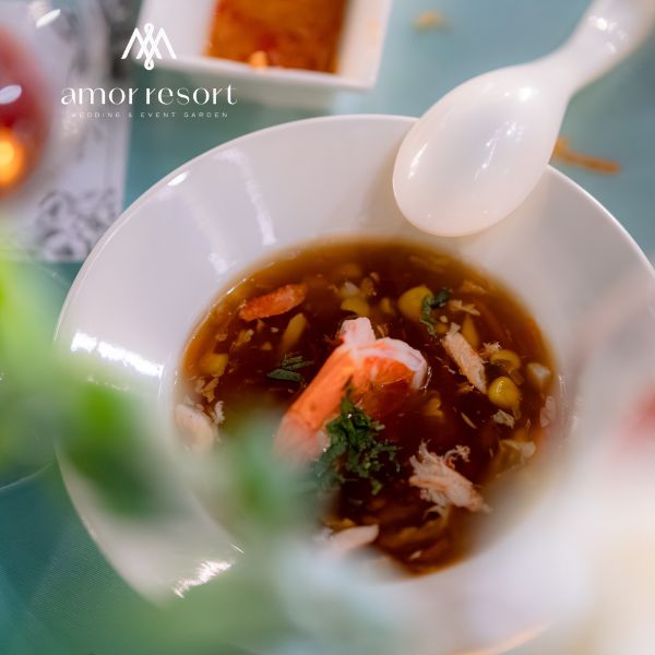 Thực đơn tiệc cưới dưới 4 triệu được cân đối giữa món khai vị, món chính và tráng miệng với nguyên liệu theo mùa và cách chế biến đa dạng