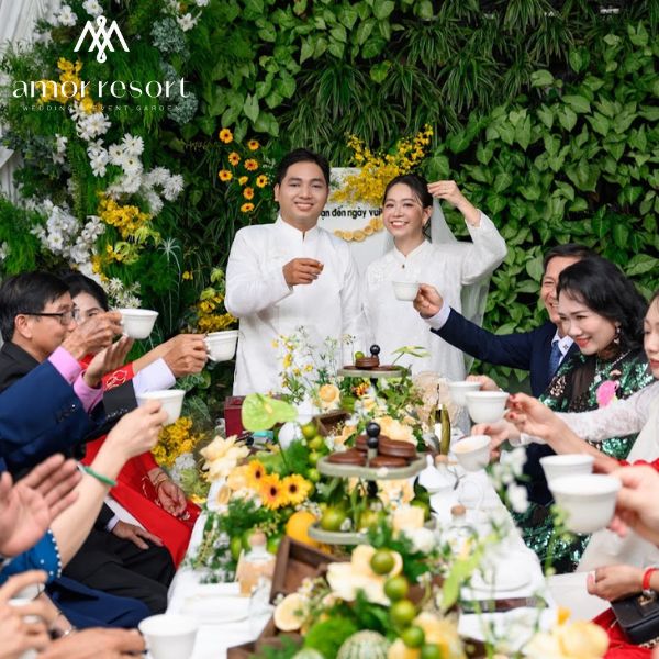 Không gian sảnh tiệc cưới được bố trí bàn ghế khoa học, lối đi rộng rãi và trang trí chỉn chu