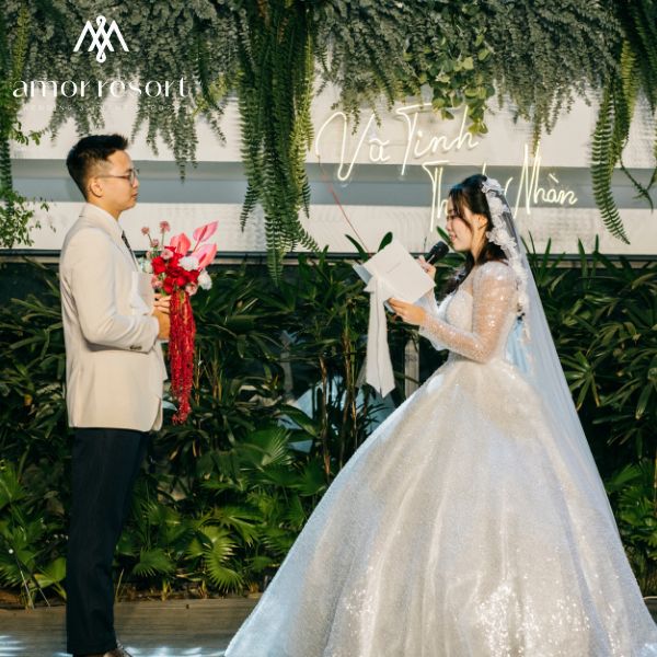 Amor Resort sở hữu không gian tiệc cưới sang trọng, kết hợp sảnh tiệc rộng rãi và cảnh quan sân vườn lãng mạn